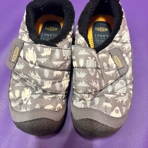 KEEN Kids' Gray Animal Print Slippers